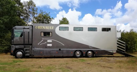 Renault Magnum 420 * 6 hästar * Bak samt sidolastning* Nya bodel för 4-5 personer * Pris: SÅLD